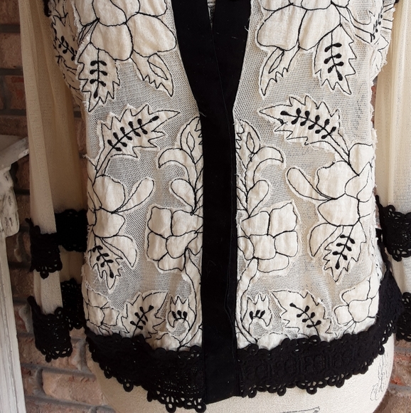 Leifnotes lace button sweater size 2. - Picture 3 of 9